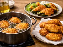 Buñuelos crujientes de atún con rajas de poblano