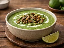 Crema de cilantro y poblano con elote y pepitas