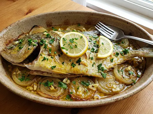 Sierra al horno con cebolla y ajo