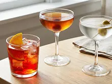 Trío de cócteles clásicos: Negroni, Manhattan y Martini