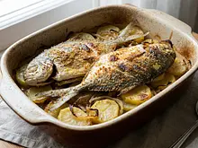 Pámpanos al horno con papas y cebolla