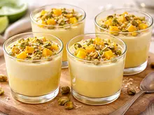 Vasitos de gelatina cremosa de mango y coco con limón y pistache