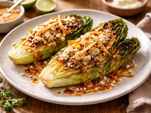 Corazones de Lechuga Asados con Aderezo de Chile Meco