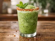 Agua fresca verde de nopal, pepino y manzana con chía